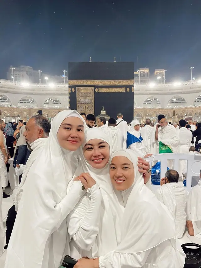 8 Potret Aaliyah Massaid Jalani Umroh dengan Reza Artamevia, Menangis Haru