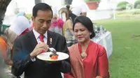 Presiden Jokowi dan Ibu Negara, Iriana Joko Widodo mencicipi masakan Pemenang Lomba Masak Ikan Nusantara 2017 di halaman Istana Kepresidenan, Jakarta, Selasa (15/8). Lomba ini dalam rangka 72 tahun Kemerdekaan Republik Indonesia. (Liputan6.com/Pool)