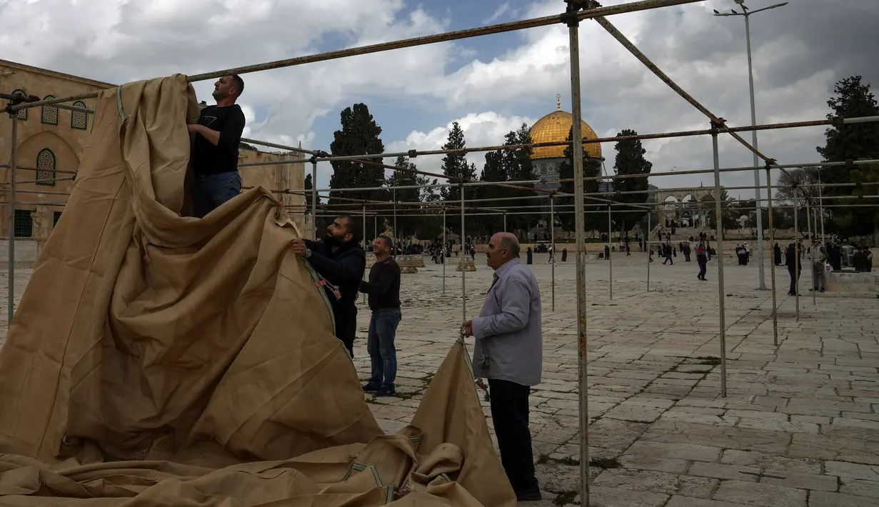 Tak hanya membersihkan lantai Kompleks Masjid Al Aqsa, para relawan juga membangun terpal-terpal untuk persiapan Ramadan nanti. (AP Photo/Mahmoud Illean)