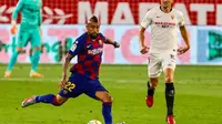 Gelandang Barcelona, Arturo Vidal menendang bola saat berhadapan dengan Sevilla pada lanjutan La Liga Spanyol, Sabtu (20/6/2020) dini hari WIB. (Dok. Twitter/FC Barcelona)