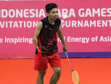 Pebulutangkis DIY, Arya Sadewa saat turun di kelas RR2 Indonesia Para Games Invitational Tournament 2018 di Istora Senayan, Jakarta, Rabu (27/6). Ajang ini sekaligus test event Asian Para Games 2018. (Liputan6.com/Helmi Fithriansyah)
