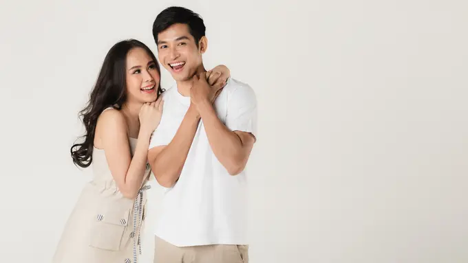 perempuan dan pasangan november cinta tulus