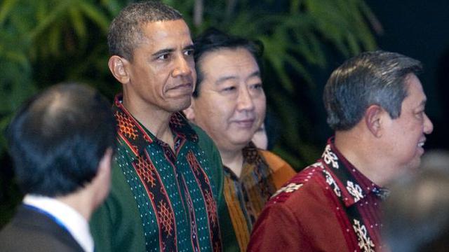 [Bintang] Hari Batik Nasional, 6 Tokoh Dunia Ini Ikut Bangga Mengenakannya