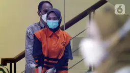 Tersangka Nur Afifah Balqis (tengah) usai pemeriksaan lanjutan di Gedung KPK, Jakarta, Senin (14/2/2022). Nur Afifah Balqis diduga berperan mengelola uang dalam kasus dugaan suap yang melibatkan Bupati Penajam Paser Utara, Kalimantan Timur, Abdul Gafur Mas'ud. (Liputan6.com/Helmi Fithriansyah)