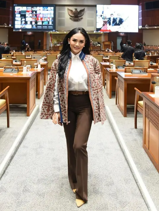 Tampil dengan kemeja putih dan celana cokelat, istri Raul Lemos ini terlihat menggunakan blazer batik dengan warna yang senada. Penampilan Krisdayanti ini juga tetap terlihat stylish. (Liputan6.com/IG/@krisdayantilemos)
