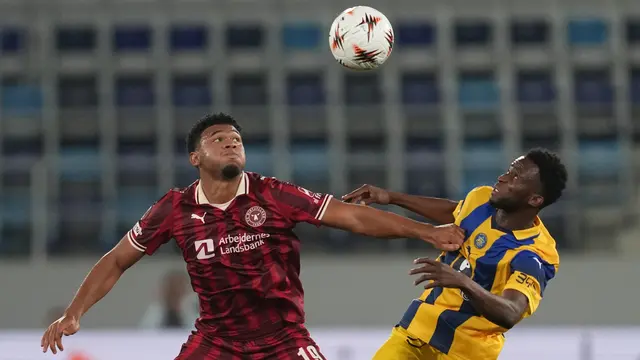 Pemain Midtjylland, Pedro Bravo (kiri), dan pemain Maccabi Tel Aviv, Issouf Sissokho