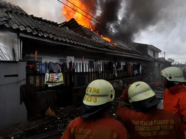 Pemukiman penduduk di belakang Bioskop Grand Senen, Jakarta Pusat mengalami kebakaran , Jakarta, Senin(19/1/2015).  (Liputan6.com/Miftahul Hayat)