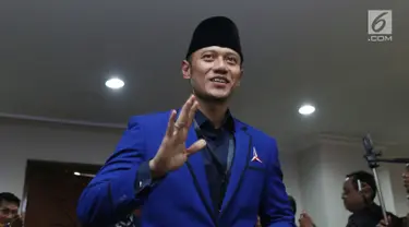 Politisi Partai Demokrat, Agus Harimurti Yudhoyono saat masuk ruang pendaftaran bakal Capres/Cawapres Pemilu 2019 di Gedung KPU, Jakarta, Jumat (10/8). AHY mendampingi proses pendaftaran pasangan Prabowo/Sandi Uno. (Liputan6.com/Helmi Fithriansyah)