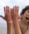 Paparan sinar matahari dapat membuat kulit tangan dan kaki terlihat lebih gelap dibandingkan area tubuh yang tertutup pakaian. (Foto/Dok: Magnific)