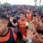 Pemain Persija Jakarta menyalami para The Jakmania yang hadir langsung memberikan dukungan jelang lawan Persib Bandung di Persija Training Ground, Bojong Sari, Depok, Jawa Barat, Jumat (9/1/2026). (Bola.com/M Iqbal Ichsan)