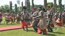 Moeldoko dan Doni Monardo ikut menari saat pertunjukkan tari asal Papua, Jakarta, Rabu (29/4/2015). Dalah HUT tersebut Kopassus berharap bisa menjalin silaturahmi dengan berbagai pihak. (Liputan6.com/Herman Zakharia)