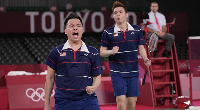 Mohammad Ahsan/Hendra Setiawan kembali fokus dan menyamakan kedudukan 16-16. Aaron Chia/Soh Wooi Yik kembali bangkit dan menjauh hingga 19-17. Dua kesalahan yang dibuat masing-masing oleh Ahsan dan Hendra menutup gim kedua untuk keunggulan Aaron Chia/Soh Wooi Yik 21-17. (Foto: AP/Dita Alangkara)