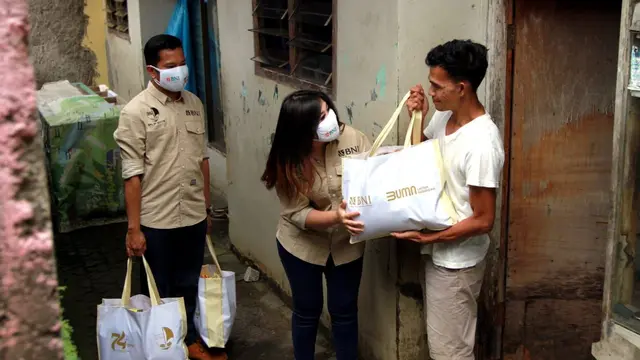 Pegawai BNI menyalurkan bantuan pangan bagi 146.000 warga di 17 wilayah operasi BNI di Indonesia. (Dok BNI)