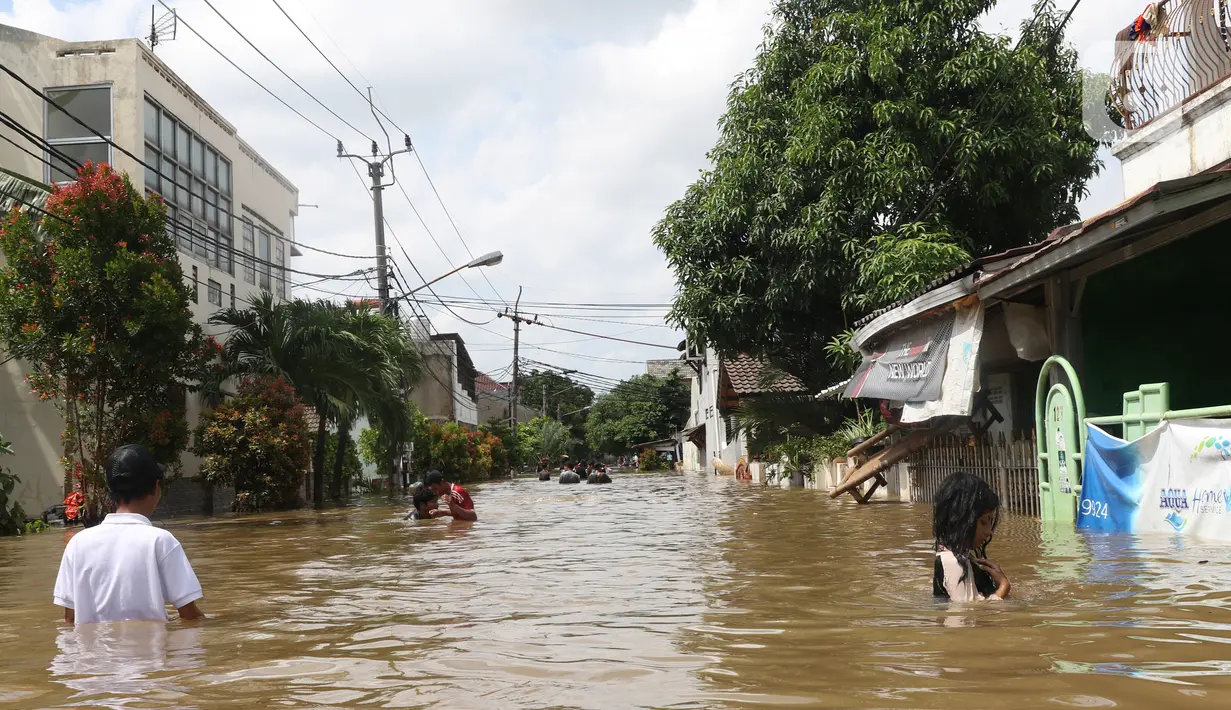 Kondisi banjir yang merendam perumahan Ciledug Indah, Tangerang, Banten, Kamis (2/1/2020). Memasuki hari kedua, kondisi perumahan tersebut masih tergenang banjir setinggi dada orang dewasa. (Liputan6.com/Angga Yuniar)