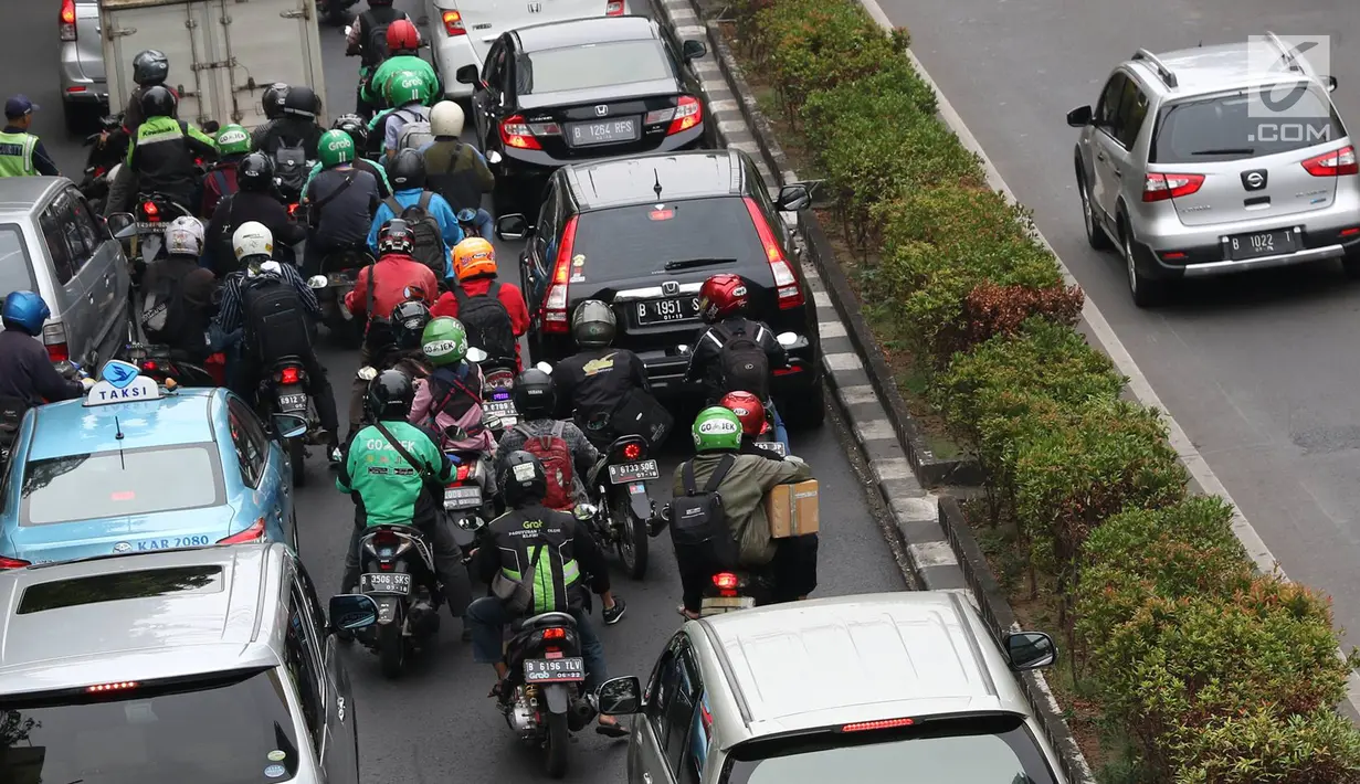 Pengendara sepeda motor melintas di Jalan HR Rasuna Said, Kuningan, Jakarta, Kamis (22/6). Pemprov DKI berencana akan menambah ruas jalan yang tidak boleh dilalui oleh sepeda motor di tiga ruas jalan protokol ibu kota. (Liputan6.com/Immanuel Antonius)