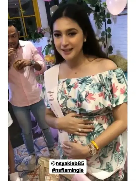 "Doa terbaik dan ucapan selamat yang hangat untuk Reshi @djiugo dan Nabila @nsyakieb85 atas kelahiran bayi perempuan cantik Raqeema Ruby Radinal!," tulisnya sebagai keterangan foto dalam bahasa Inggris (Instagram/nabilerz)