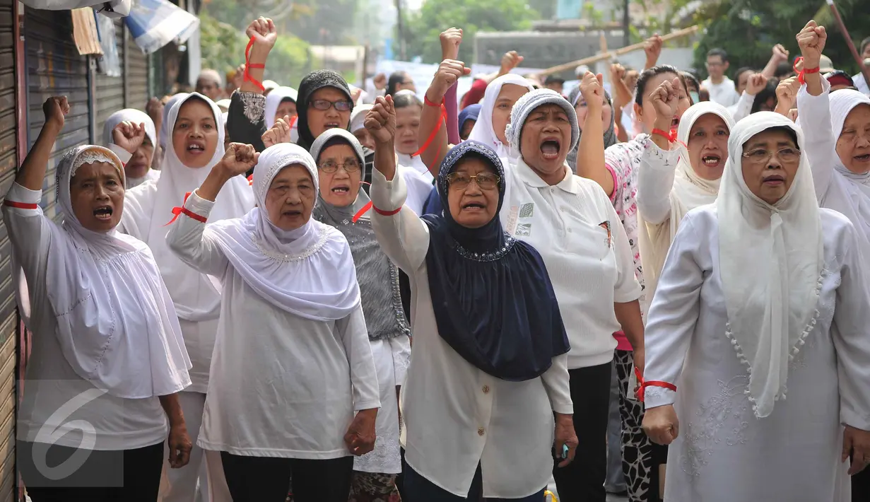 Puluhan warga kompleks militer perumahan Zeni, Mampang, Jakarta, melakukan aksi protes menolak pengosongan rumah mereka, Senin (26/10). Kodam Jaya berencana mengosongkan 71 rumah yang dihuni purnawirawan TNI AD. (Liputan6.com/Gempur M Surya)