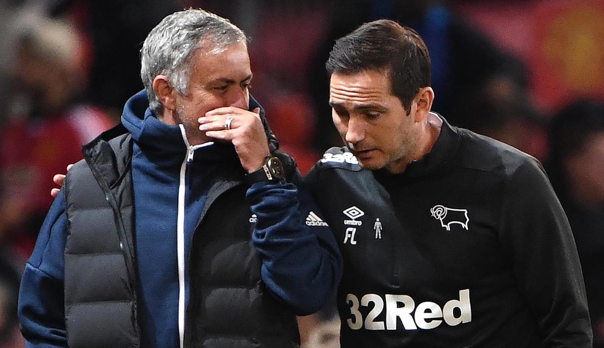 Pelatih Derby County, Frank Lampard, berbincang dengan pelatih Manchester United, Jose Mourinho, pada Piala Liga Inggris di Stadion Old Trafford, Rabu (26/9/2018). Manchester United takluk adu penalti 9-10 (2-2) dari Derby County. (AFP/Paul Ellis)