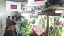 Pedagang menata dagangannya di PD Pasar Jaya  Mayestik, Jakarta, Rabu (4/4). Bank Mandiri bersinergi dengan PD. Pasar Jaya mengimplementasi transaksi nontunai dengan menggunakan E-Money dan mesin Q Cash. (Liputan6.com/Angga Yuniar)