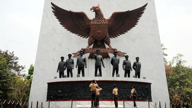 PERINGATAN HARI KESAKTIAN PANCASILA: Sejumlah Pramuka mengabadikan patung tujuh pahlawan revolusi di Monumen Pancasila Sakti (Liputan6.com/Helmi Fithriansyah)