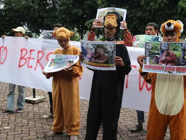 Sejumlah orang yang tergabung dalam Yayasan Scorpion Indonesia melakukan aksi di depan Kementrian Lingkungan Hidup dan Kehutan (KLHK), Jakarta, Senin (20/3). Aksi itu digelar dalam upaya untuk menghentikan atraksi satwa liar. (Liputan6.com/Angga Yuniar)