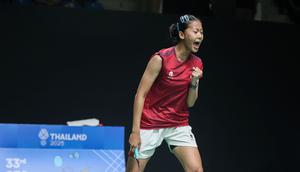 Tunggal putri Indonesia Putri Kusuma Wardani atau Putri KW mengalahkan wakil Myanmar Thet Htar Thuzar pada partai pertama perempat final cabang bulu tangkis nomor beregu SEA Games 2025 di Thamasat Rangsit Gymnasium 4, Minggu (7/12). (foto: PBSI)