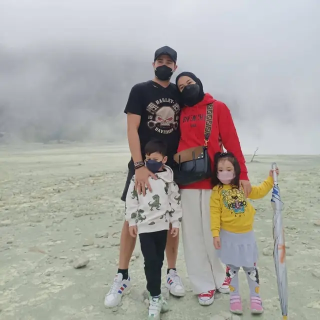 Romantis, Ini 6 Potret Aryani Fitriana dan Donny Michael Liburan di Kawah Putih