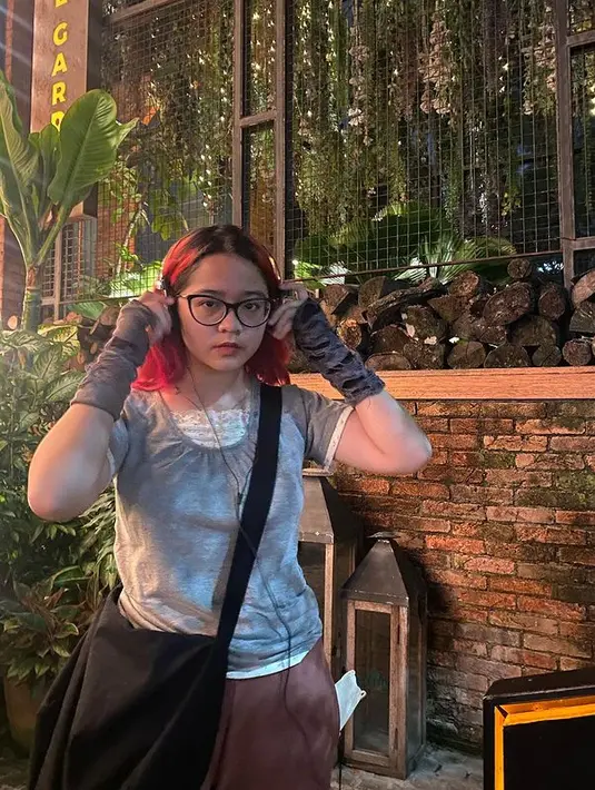 "Cinta itu dapat duit jajan dari gue dikit banget. Dia tuh bukan anak artis yang berlebih. Uang jajan gue kasih enggak lebih dari Rp 10 juta per bulan, untuk hidup di Amerika loh, termasuk bayar listrik," kata Uya. [Instagram/cintakuya]