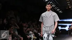 Model mengenakan busana karya Danjyo Hiyojo dalam ajang Men Fashion Week 2015 di Plaza Indonesia, Jakarta, Sabtu (19/9/2015). Para model menggunakan lensa mata yang membuat mereka terlihat unik. (Liputan6.com/Angga Yuniar)