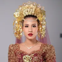 Intip penampilan Shenina Cinnamon dengan makeup bold klasik di momen prewedding. [@marlenehariman].