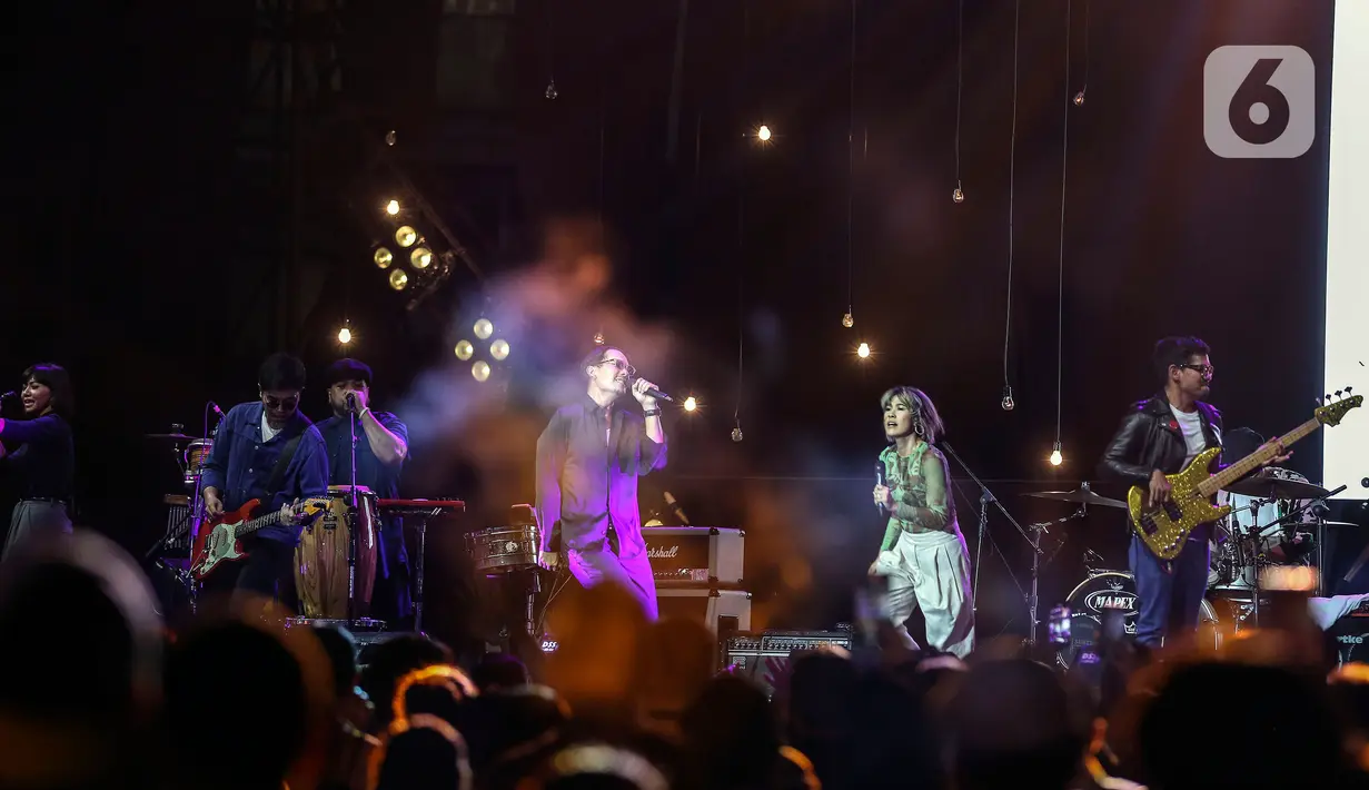 <p>Maliq &amp; D'essential saat pentas di Perhelatan Jakarta Internasional BNI Java Jazz Festival (BNIJJF2022), di JiExpo Kemayoran, Jakarta Pusat, Jumat (27/5/2022). (Liputan6.com/Johan Tallo)</p>