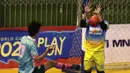 Kiper WPK MBU, Hapni Hapsah (kanan), menahan tembakan pemain Pinky Boys, Ryan Ariansyah, dalam laga Seri III Grup B Wilayah Timur Pro Futsal League 2016 di GOR 17 Desember, Mataram, NTB, Minggu (13/3/2016). (Bola.com/Arief Bagus)