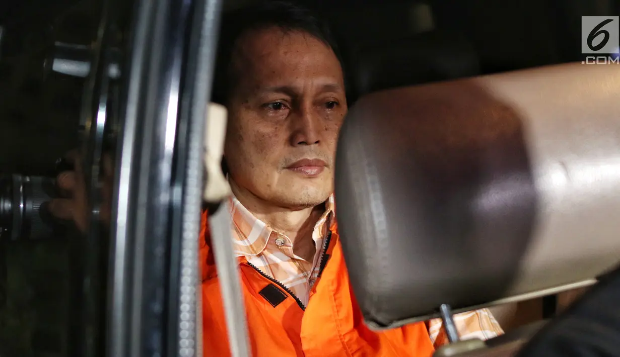 Direktur Teknologi dan Produksi PT Krakatau Steel Wisnu Kuncoro memakai rompi tahanan usai menjalani pemeriksaan di Gedung KPK, Jakarta, Sabtu (23/3). Wisnu Kuncoro ditahan selama 20 hari dan disangkakan melanggar UU No 20/2001  tentang Pemberantasan Tipikor. (Liputan6.com/Johan Tallo)