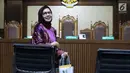 Mantan Dirut PT Pertamina (Persero), Karen G Agustiawan usai menjalani sidang perdana di Pengadilan Tipikor, Jakarta, (31/1). Karen disangka terlibat dugaan korupsi investasi perusahaan di Blok BMG Australia tahun 2009. (Liputan6.com/Helmi Fithriansyah)