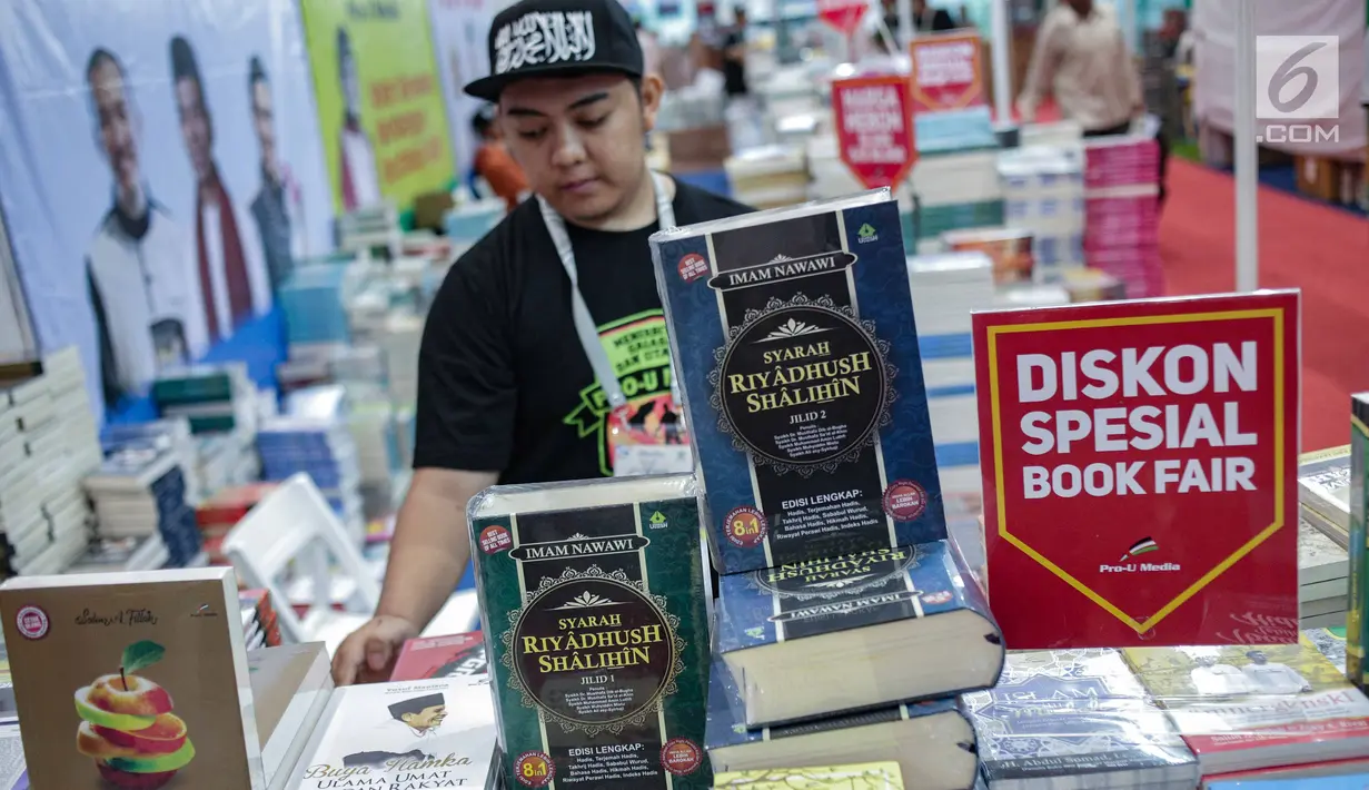 Seorang pria merapihkan buku selama Islamic Book Fair 2019 di Jakarta Convetion Center, Jakarta, Rabu (27/2). Pameran buku ini berlangsung hingga 3 Maret. (Liputan6.com/Faizal Fanani)