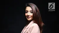 Aktris Tsania Marwa saat menjadi bintang tamu dalam acara Dear Haters di Liputan6.com, SCTV Tower, Jakarta, Senin (28/8). (Liputan6.com/Fatkhur Rozaq)