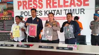 Waka Polres Kutim, Kompol Damus Asa Didampingi Kasat Reskrim dan Kanit Tipikor saat menggelar pers rilis terkait kasus dugaan pungli yang dilakukan oknum kepala desa dan dua stafnya. (Istimewa)