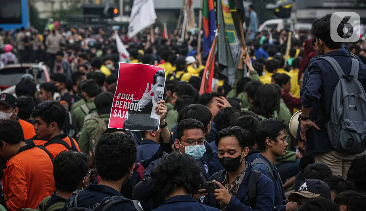 Massa aksi yang tergabung dalam beberapa Badan Eksekutif Mahasiswa akan menggelar unjuk rasa di kawasan Harmoni, Jakarta, Jumat (1/4/2022). Dalam aksinya mereka meminta untuk batalkan wacana perpanjangan masa jabatan presiden serta dibatalkannya wacana penundaan pemilu. (Liputan6.com/Faizal Fanani)