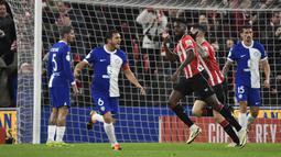 Pemain Athletic Bilbao, Inaki Williams, melakukan selebrasi setelah mencetak gol ke gawang Atletico Madrid pada laga semifinal Copa del Rey di Stadion San Mames, Jumat (1/3/2024). Kemenangan ini memastikan langkah mereka ke babak final Copa del Rey 2023/2024 (AFP/Ander Gillenea)