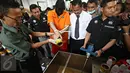 Direktorat Reserse Narkoba Polda Metro Jaya memusnahkan 42 Kg sabu cair menggunakan metode pengrusakan zat dengan asam sulfat, Jakarta, Kamis (16/6). Petugas juga memusnahkan 4,8 Kg Sabu kristal dan 109.700 butir ekstasi (Liputan6.com/Immanuel Antonius)