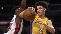 Pebasket Los Angeles Lakers, Lonzo Ball, berusaha melewati pebasket Detroit Pistons, Stanley Johnson, pada laga NBA di Staples Center, California, Selasa (31/10/2017). Lakers menang 113-93 atas Pistons. (AP/Kyusung Gong)