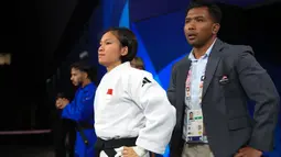 Atlet judo putri Indonesia, Maryam March Maharani didampingi sang pelatih bersiap jelang menghadapi pejudo Mozambik, Jacira Ferreira pada laga babak 32 besar kelas 52 kg putri Olimpiade Paris 2024 di Champ-de-Mars Arena, Paris, Minggu (28/7/2024). Maryam March Maharani menang 10-0, namun ahirnya tersingkir di babak 16 besar setelah kalah dari pejudo Kosovo, Distria Krasniqi. (Dok. NOC Indonesia/Naif Muhammad Al'as)