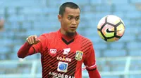 Sunarto saat memperkuat Persiba Balikpapan melawan Arema di Stadion Kanjuruhan, Malang. (Bola.com/Iwan Setiawan)