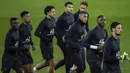 Para Paris Saint-Germain melakukan pemanasan selama sesi latihan di stadion Santiago Bernabeu di Madrid (25/11/2019). PSG akan bertanding melawan Real Madrid pada Grup A Liga Champions di Santiago Bernabeu. (AP Photo/Bernat Armangue)