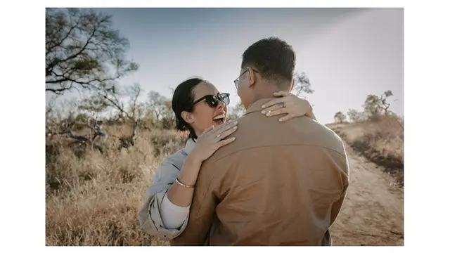 6 Potret Romantis Darma Mangkuluhur Lamar Patricia Schuldtz di Tengah Savana Afrika