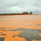 Kapal tongkang bermuatan minyak sawit yang mengalami kecelakaan, mencemari wilayah laut Buton, Jumat (28/12/2018). (Liputan6.com/Ahmad Akbar Fua)