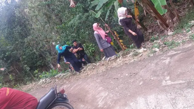Perwakilan Pemda dan DPRD Kebumen serta masyarakat mengunjungi sejumlah mata air di Desa Sikayu, Kebumen. (Liputan6.com/Perpag/Muhamad Ridlo)