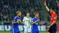 Gelandang FC Schalke, Johannes Geis (kiri), mendapat kartu merah dari wasit Wolfgang Stark pada laga kontra Borussia Monchengladbach, di Borussia Park, Minggu (25/10/2015). (dfb.de)