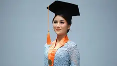 Dalam momen wisudanya, artis berusia 25 tahun ini tampil cantik dengan kebaya warna biru. Kebahagiaan terpancar jelas karena kerja kerasnya selama 4 tahun kini terbayar dengan gelar yang resmi disandangnya. Tidak mudah untuk kuliah sembari mengurus anak, Rezca Syam suami Ina Marika ungkap bangga atas pencapaian sang istri lewat tulisan di laman Instagramnya. (Liputan6.com/IG/@ina.marika)