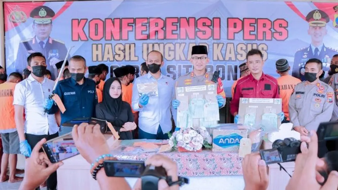 Kapolres Situbondo Andi Sinjaya (Tengah) tunjukan barang bukti yang berhasil disita dari tangan pelaku dalam konfrensi Pers di Mapolres Setempat (Istimewa)